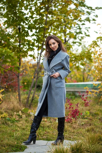 Portrait of young beautiful woman in gray coat posing in autumn — Stock Photo, Image