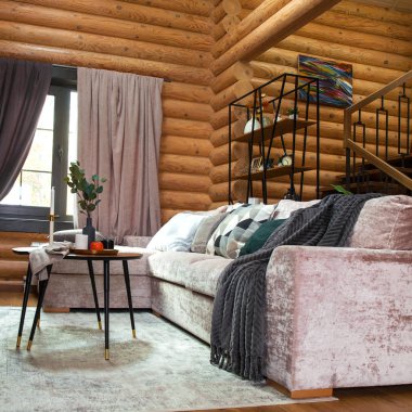 Özel evdeki bir oturma odasında.