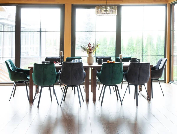 Interior da sala de jantar em uma casa de campo de madeira — Fotografia de Stock