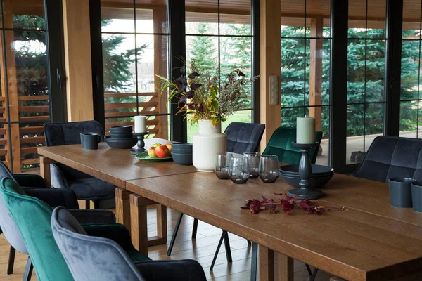 Interior del comedor en una casa de campo de madera — Foto de Stock