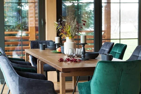 Interior del comedor en una casa de campo de madera — Foto de Stock