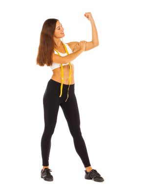 Genç sağlıklı kız egzersizleri yapıyor, tam uzunlukta portre izole