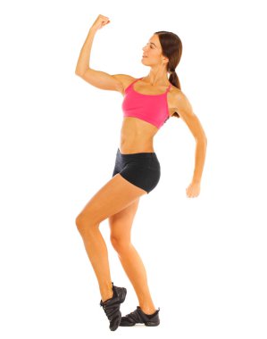 Kırmızı üst ve siyah şort genç fitness esmer kadın 