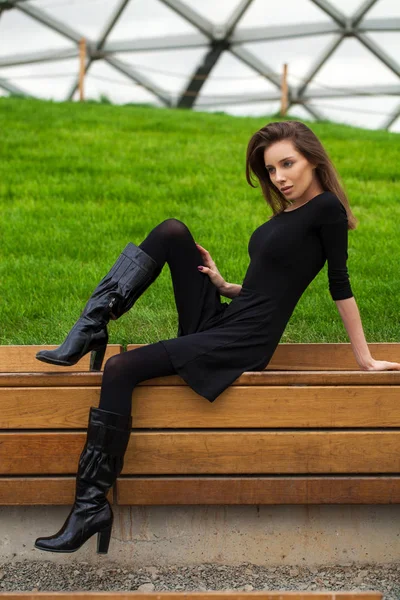 Sonbahar parkta bir bankta oturan genç güzel kadın — Stok fotoğraf