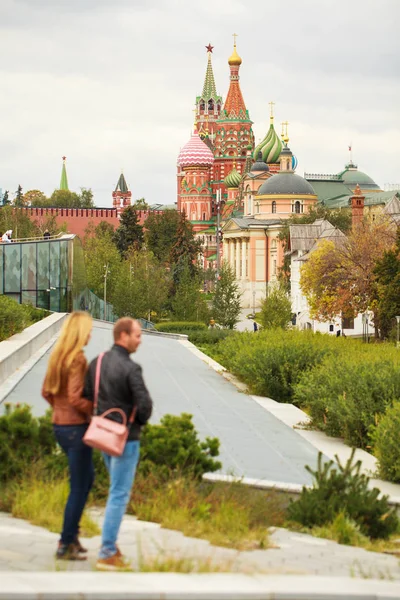 Kilátás a Kreml és a katedrális St. Bazsalikom a Vörös téren — Stock Fotó
