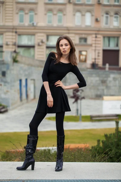 Retrato de una joven hermosa mujer en vestido negro posando en autum —  Fotos de Stock