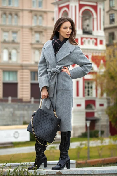 Retrato de una joven hermosa mujer de abrigo gris posando en otoño — Foto de Stock