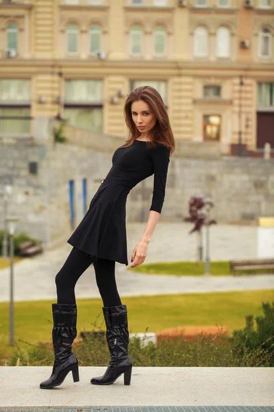 Retrato de una joven hermosa mujer en vestido negro posando en autum —  Fotos de Stock