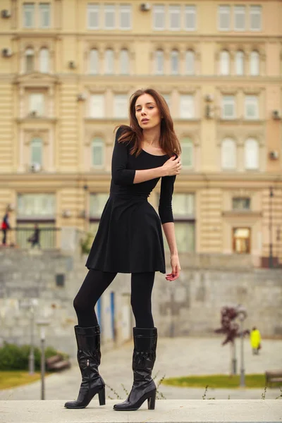 Portret van jonge mooie vrouw in zwarte jurk poseren in Autum — Stockfoto