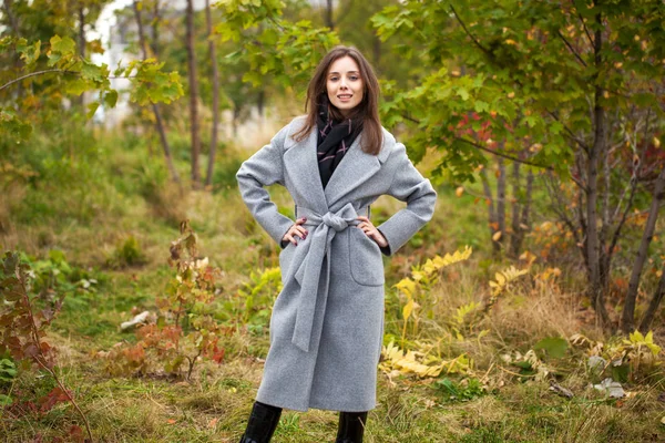 Portret van mooie jonge brunette vrouw — Stockfoto