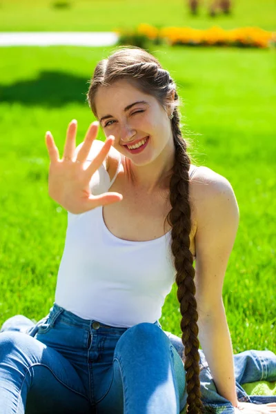 Beyaz gömlek genç güzel esmer kız bahar PA poz