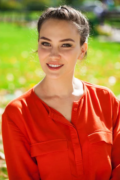 Portrait close up of young beautiful brunette woman — Stock Photo, Image