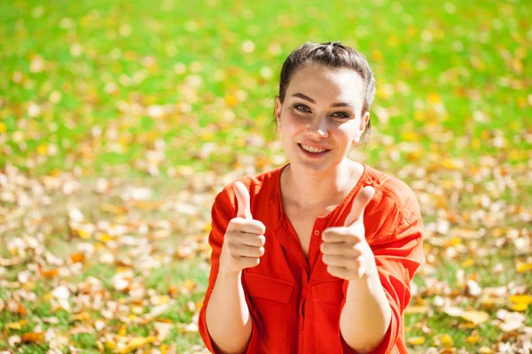 Alles ist gut, eine junge schöne Frau stimmt zu — Stockfoto