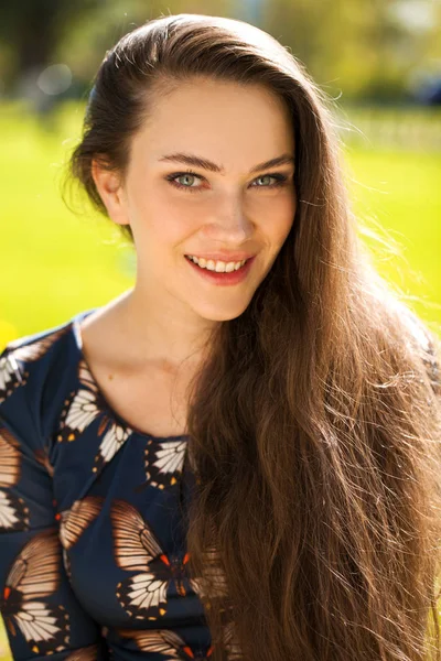 Portrét detailní záběr mladá krásná bruneta žena — Stock fotografie