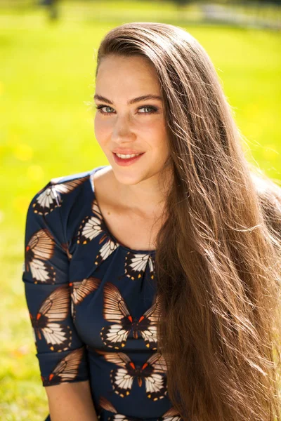 Portrét detailní záběr mladá krásná bruneta žena — Stock fotografie