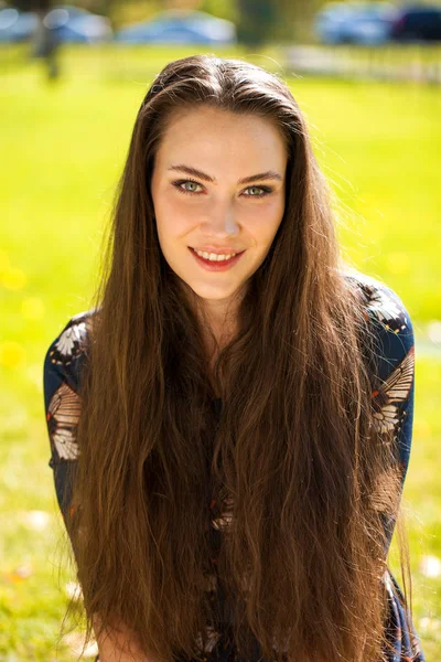 Portrait close up of young beautiful brunette woman — Stock Photo, Image