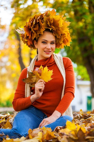 Glückliche Frau mit einem Kranz aus Ahornblättern auf dem Kopf — Stockfoto