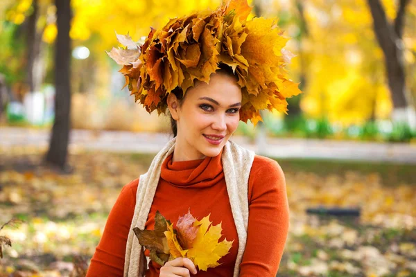 Joven hermosa mujer con una corona de hojas de arce posando en au —  Fotos de Stock
