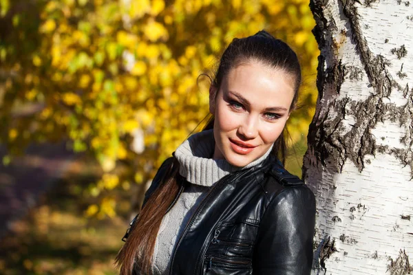 Retrato de una joven modelo hermosa en una chaqueta de cuero negro — Foto de Stock