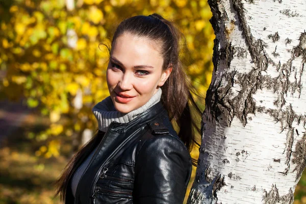 Retrato de una joven modelo hermosa en una chaqueta de cuero negro — Foto de Stock