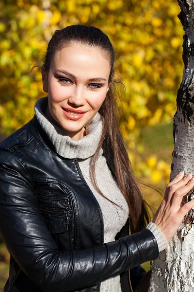 Portret van een jong mooi model in een zwart leren jasje — Stockfoto