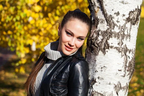 Retrato de una joven modelo hermosa en una chaqueta de cuero negro — Foto de Stock