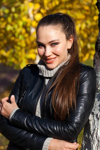 Retrato de um jovem modelo bonito em uma jaqueta de couro preto — Fotografia de Stock