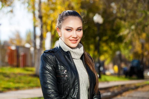 Jong mooi model in een zwart leren jasje — Stockfoto