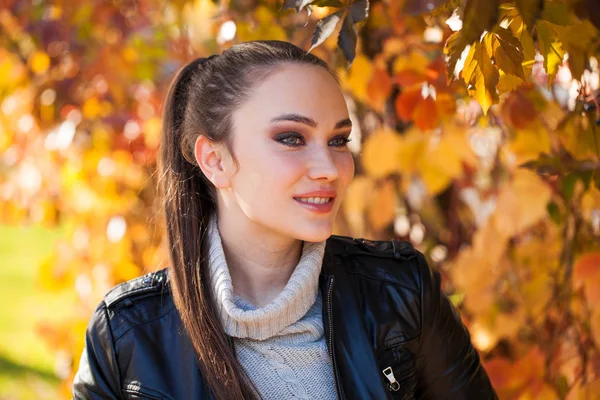 Retrato de una joven modelo hermosa en una chaqueta de cuero negro —  Fotos de Stock