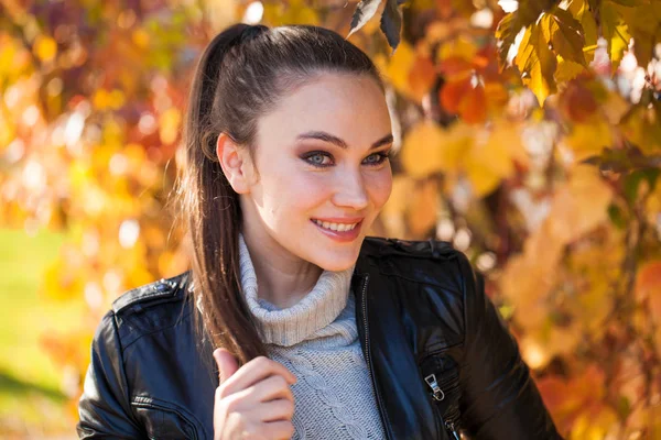 Retrato de una joven modelo hermosa en una chaqueta de cuero negro —  Fotos de Stock