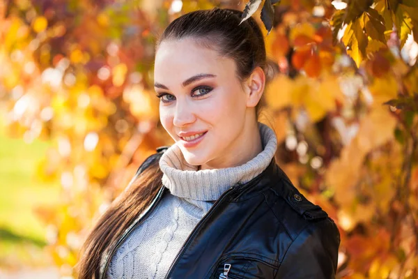 Portrait of a young beautiful model in a black leather jacket — Stock Photo, Image
