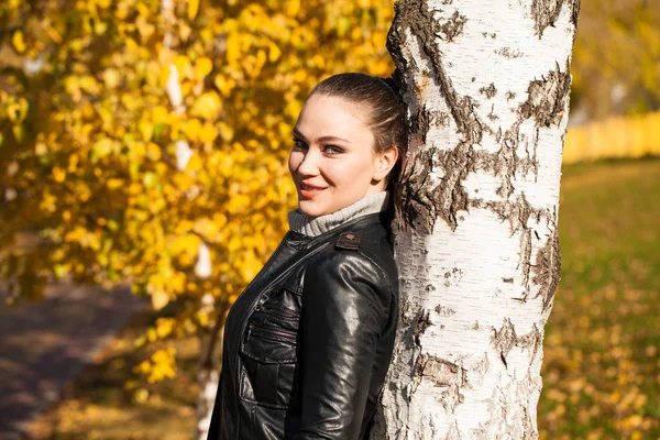 Retrato de una joven modelo hermosa en una chaqueta de cuero negro — Foto de Stock