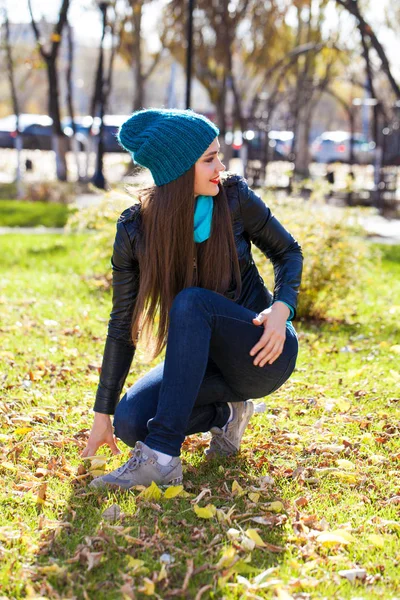 Siyah deri ceketli ve mavi örgü şapkalı mutlu kadın. — Stok fotoğraf