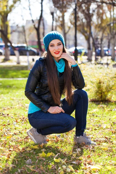 Mulher feliz em jaqueta de couro preto e chapéu de malha azul — Fotografia de Stock