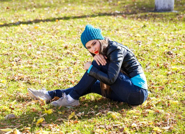 Mujer feliz en chaqueta de cuero negro y sombrero de punto azul —  Fotos de Stock