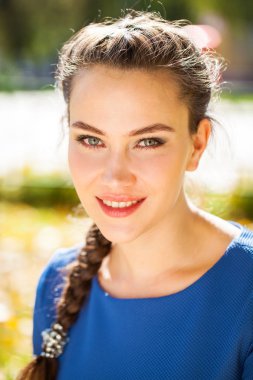 Sonbahar parkta mavi elbiseli genç güzel esmer kadın