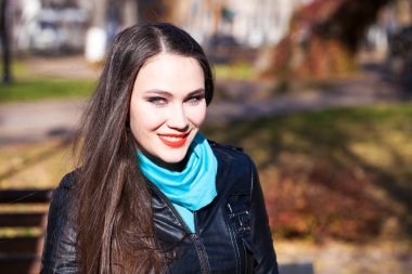 Siyah deri ceketli güzel bir manken. 