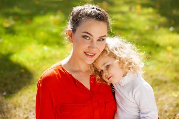 Primo piano ritratto di una giovane bella madre con poco riccio d — Foto Stock