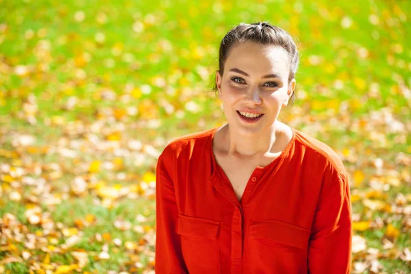 Porträtt på nära håll av unga vackra brunett kvinna — Stockfoto