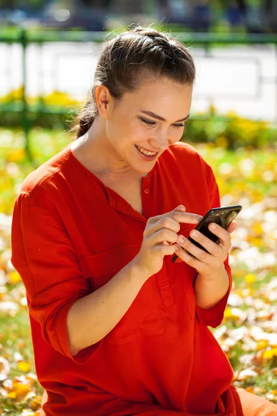 Retrato de una joven modelo hermosa llamando por teléfono inteligente — Foto de Stock