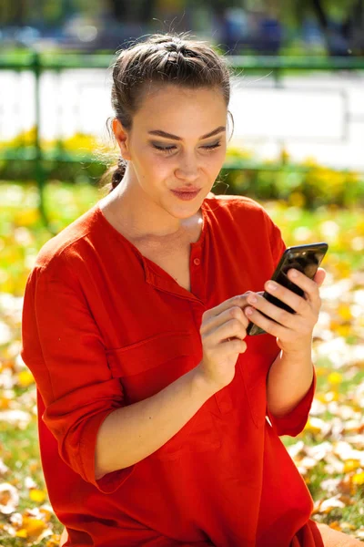 Portrait of a young beautiful model calling by smart phone — Stock Photo, Image