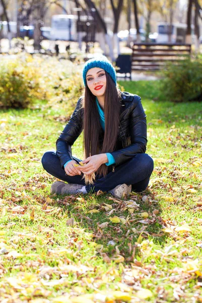 Mulher feliz em jaqueta de couro preto e chapéu de malha azul — Fotografia de Stock