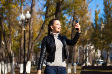 Siyah deri ceketli güzel bir manken. 