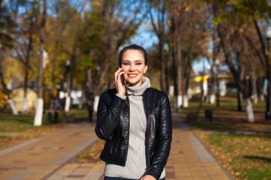 Siyah deri ceketli güzel bir manken. 