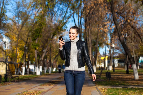 Mladá krásná modelka v černé kožené bundě — Stock fotografie