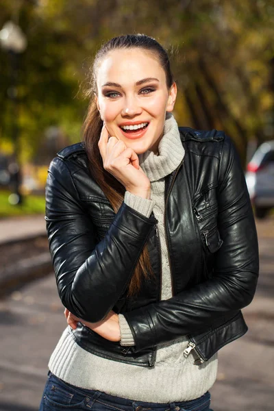 Jeune beau modèle dans une veste en cuir noir — Photo