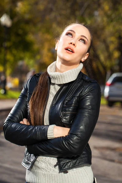 Jovem modelo bonito em uma jaqueta de couro preto — Fotografia de Stock