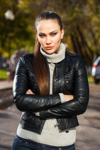Jovem modelo bonito em uma jaqueta de couro preto — Fotografia de Stock