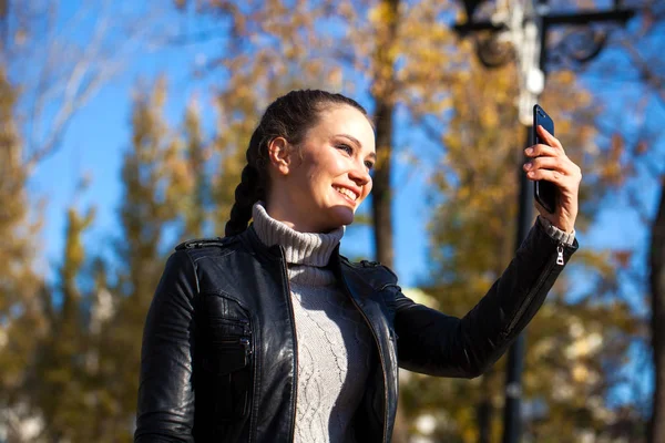 Mladá krásná modelka v černé kožené bundě — Stock fotografie