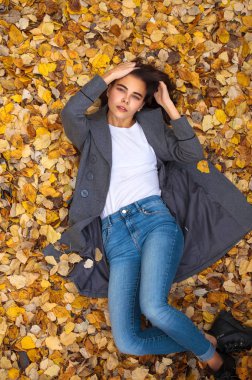 Beyaz süveter giyen güzel bir kadının portresi.